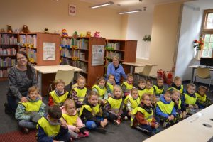 Wycieczka dzieci do biblioteki