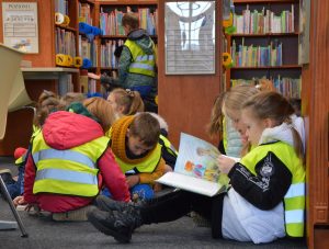 przedszkolaki w bibliotece