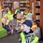 Żuczki w bibliotece fotorelacja