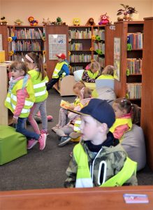 Żuczki w bibliotece fotorelacja