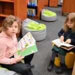 Grupa Biedronki w bibliotece