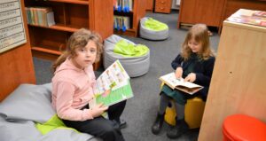 Grupa Biedronki w bibliotece